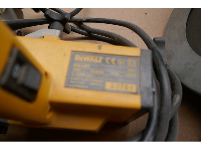 Kantenfreesmachine dewalt + cirkelzaagmachine makita - afbeelding 4 van  6