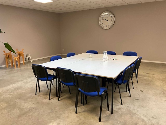 Kantinetafels stoelen en decoratie - afbeelding 1 van  11