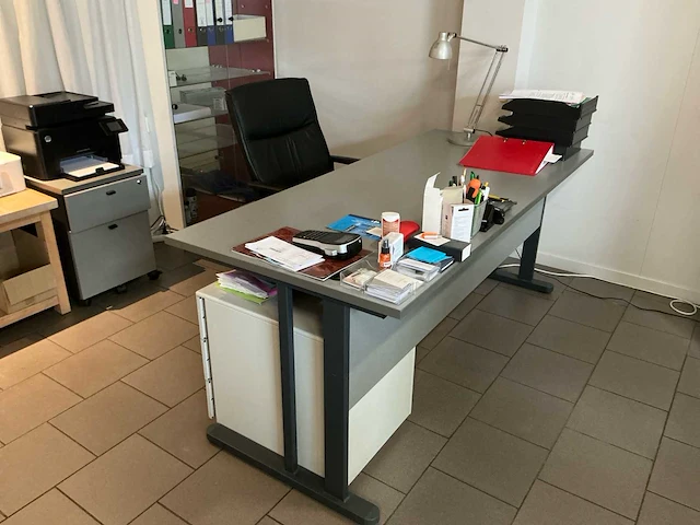 Kantoorbureau met bureaustoel en 2 ladeblokken - afbeelding 1 van  4