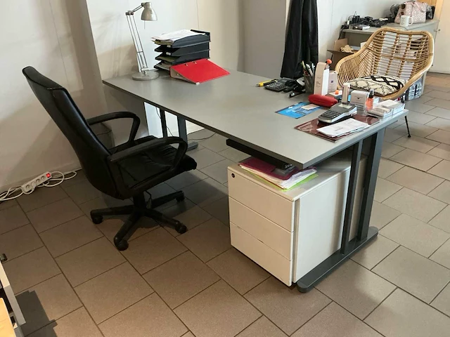 Kantoorbureau met bureaustoel en 2 ladeblokken - afbeelding 2 van  4