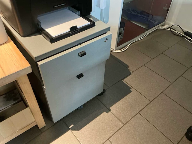 Kantoorbureau met bureaustoel en 2 ladeblokken - afbeelding 3 van  4