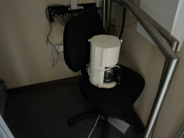 Kantoormeubilair in unit 20 - afbeelding 13 van  21