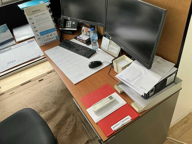 Kantoormeubilair in unit 604 - afbeelding 15 van  17