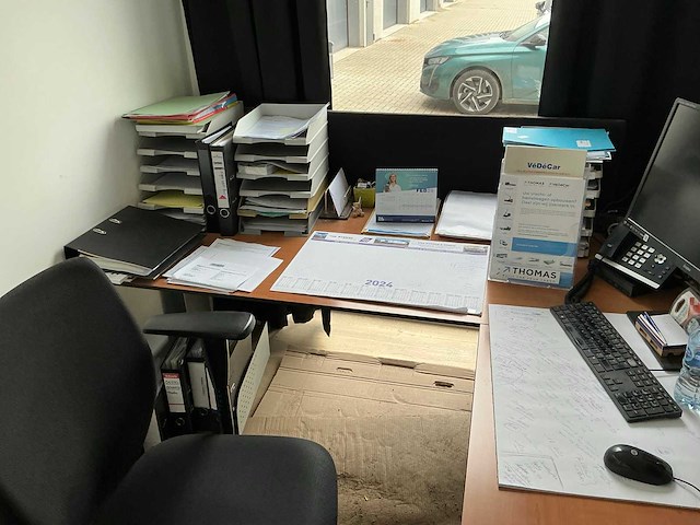 Kantoormeubilair in unit 604 - afbeelding 6 van  17