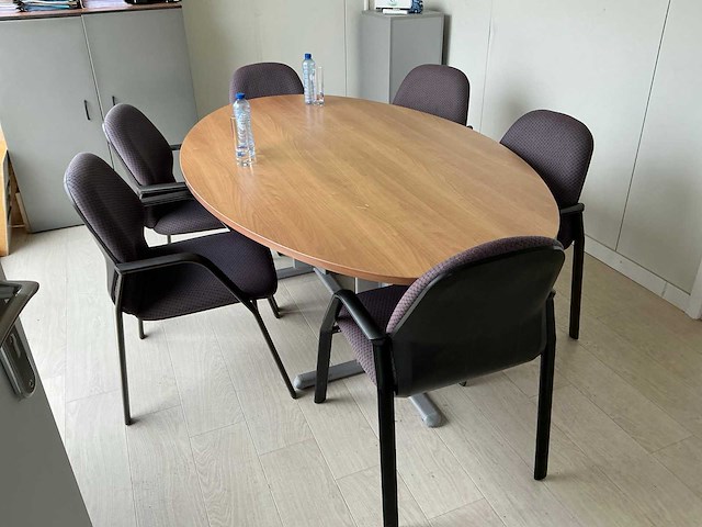 Kantoormeubilair in unit 605 - afbeelding 1 van  15