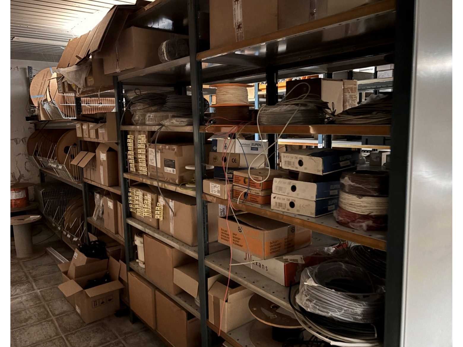 Kantoormeubilair & magazijn wegens faillissement dataflex bv