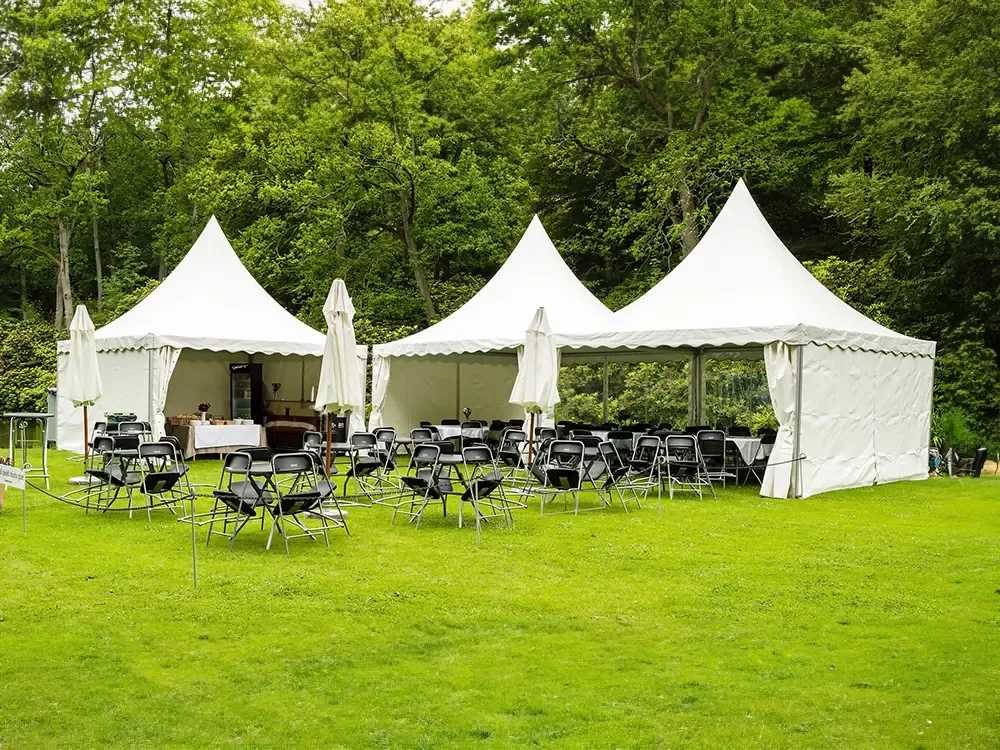 Kantoormeubilair, videoconferentie sets en pagoda tent