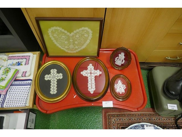 Kantwerkjes in kader - afbeelding 1 van  1