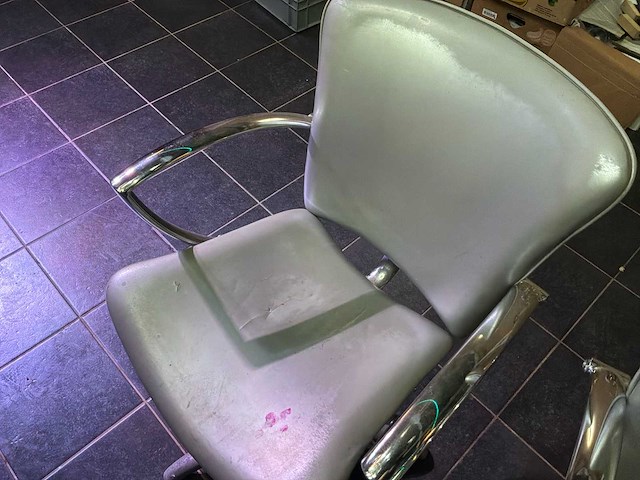 Kapsalon - 4 verstelbare stoelen - afbeelding 6 van  10