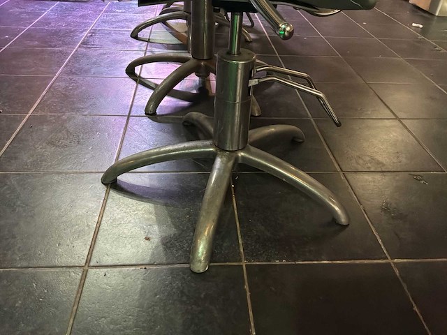 Kapsalon - 4 verstelbare stoelen - afbeelding 7 van  10