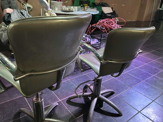 Kapsalon - 4 verstelbare stoelen - afbeelding 10 van  10