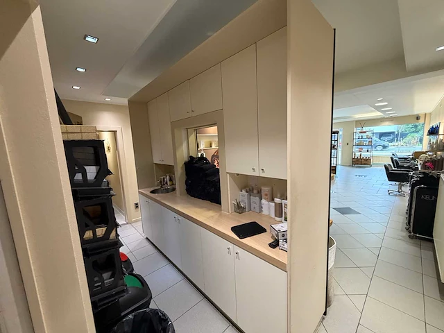 Kapsalon kleurlabo met werkblad, spoelbak en opbergkasten - afbeelding 2 van  2