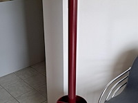 Kapstok, 2 ronde tafels en 6 stapelstoelen - afbeelding 1 van  4