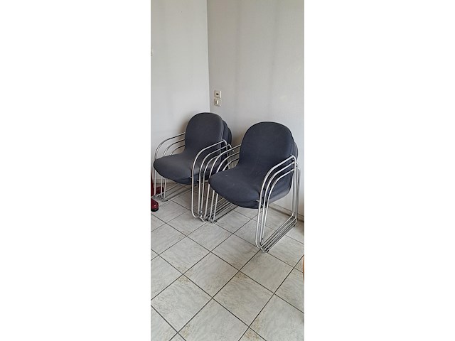 Kapstok, 2 ronde tafels en 6 stapelstoelen - afbeelding 2 van  4