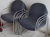 Kapstok, 2 ronde tafels en 6 stapelstoelen - afbeelding 2 van  4