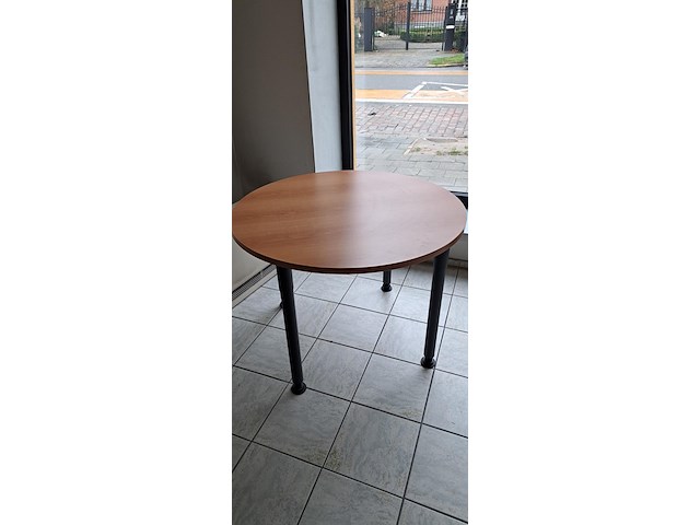 Kapstok, 2 ronde tafels en 6 stapelstoelen - afbeelding 3 van  4