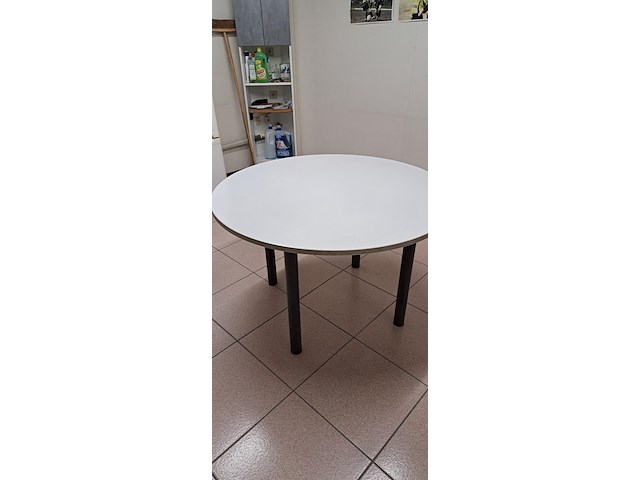 Kapstok, 2 ronde tafels en 6 stapelstoelen - afbeelding 4 van  4