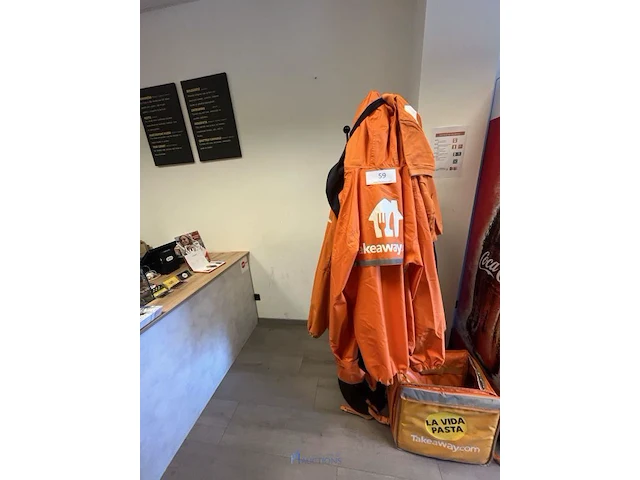 Kapstok met take away werkkledij - afbeelding 1 van  8
