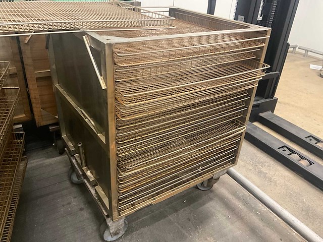 Kar met 10 diverse leggers (5x) voor barriquand autoclaven - afbeelding 6 van  12