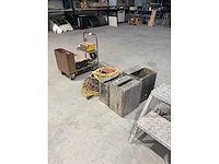 Kar met booster, verlengkabels, 3 metalen bakjes - afbeelding 1 van  6