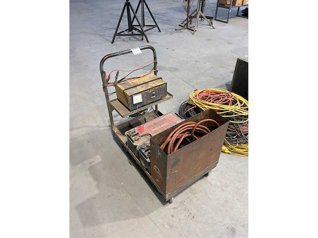 Kar met booster, verlengkabels, 3 metalen bakjes - afbeelding 2 van  6