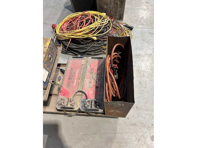 Kar met booster, verlengkabels, 3 metalen bakjes - afbeelding 3 van  6