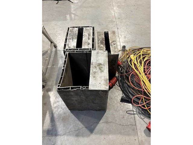 Kar met booster, verlengkabels, 3 metalen bakjes - afbeelding 6 van  6