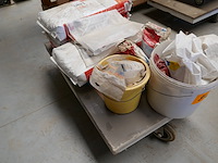 Kar met bouwproducten - afbeelding 1 van  4