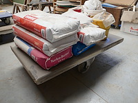 Kar met bouwproducten - afbeelding 2 van  4