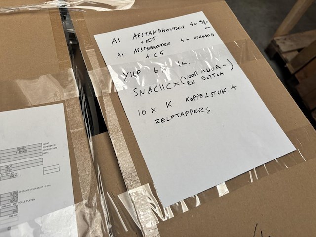 Kar met inhoud o.a. varanda profielen - afbeelding 3 van  6