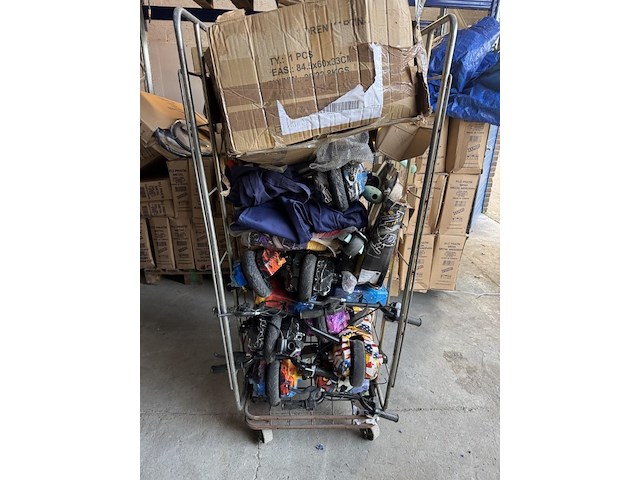 Kar met inhoud - afbeelding 2 van  3