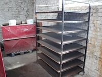 Kar met platen - afbeelding 1 van  1