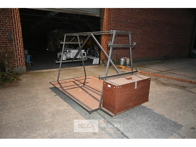 Kar om tapijtrollen op te hangen - afbeelding 1 van  8