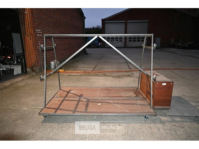 Kar om tapijtrollen op te hangen - afbeelding 2 van  8