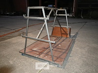 Kar om tapijtrollen op te hangen - afbeelding 3 van  8