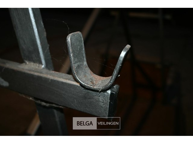 Kar om tapijtrollen op te hangen - afbeelding 4 van  8