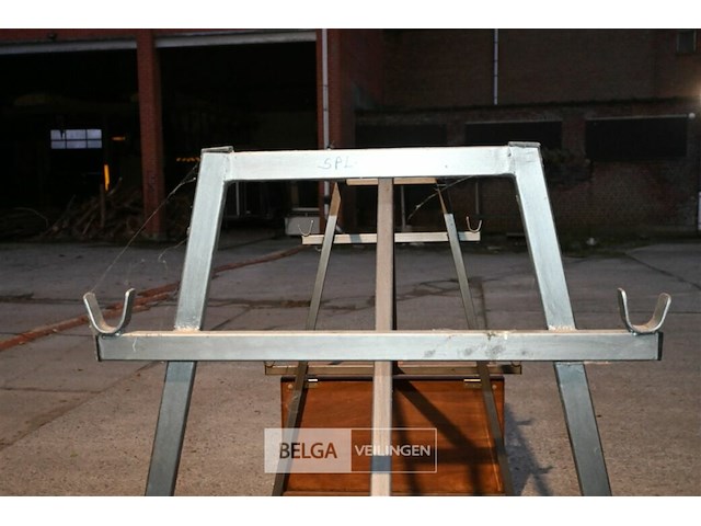 Kar om tapijtrollen op te hangen - afbeelding 6 van  8