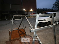 Kar om tapijtrollen op te hangen - afbeelding 8 van  8