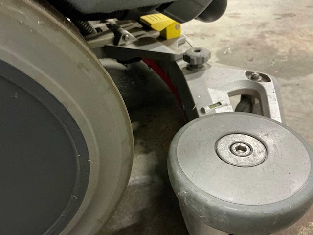 Karcher professional d75 schoonmaakwagen - afbeelding 3 van  15