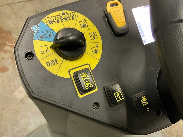 Karcher professional d75 schoonmaakwagen - afbeelding 13 van  15