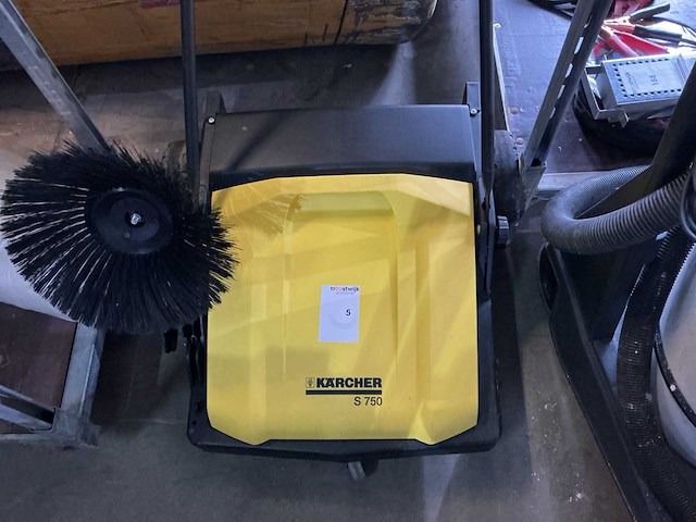 Kärcher s 750 handmatig borstelmachine met vuilreservoir - afbeelding 2 van  3