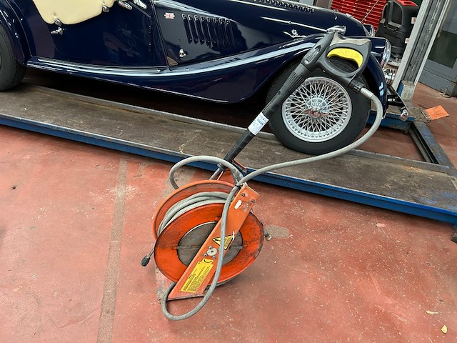 Kärcher spuit met waterdarm op haspel - afbeelding 1 van  5