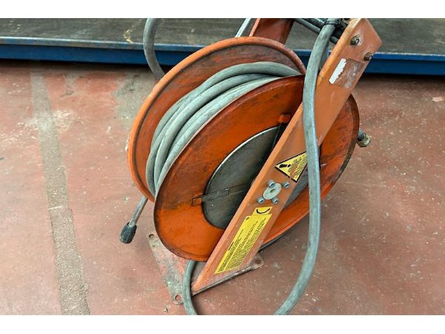 Kärcher spuit met waterdarm op haspel - afbeelding 2 van  5