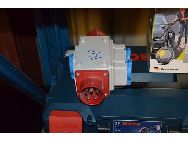 Karcher was borstel, 2 lege gereedschapskoffers bosch, stekker doos - afbeelding 2 van  6