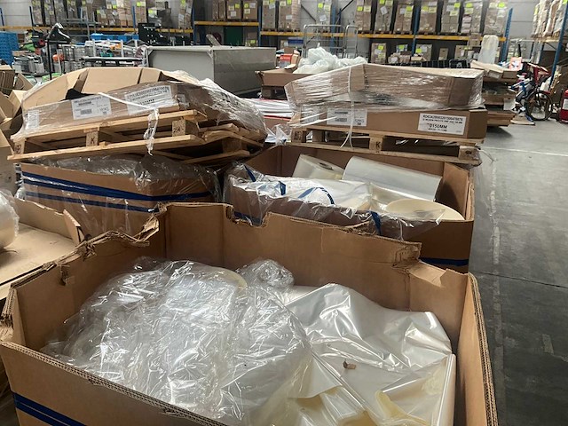Kartonnen boxen met plastic restanten (10x) en diverse rollen - afbeelding 1 van  21