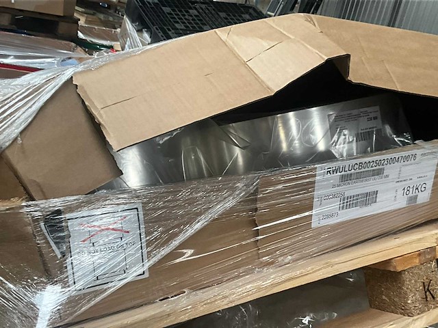 Kartonnen boxen met plastic restanten (10x) en diverse rollen - afbeelding 13 van  21