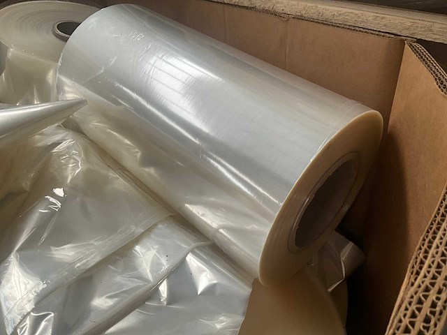 Kartonnen boxen met plastic restanten (10x) en diverse rollen - afbeelding 12 van  21