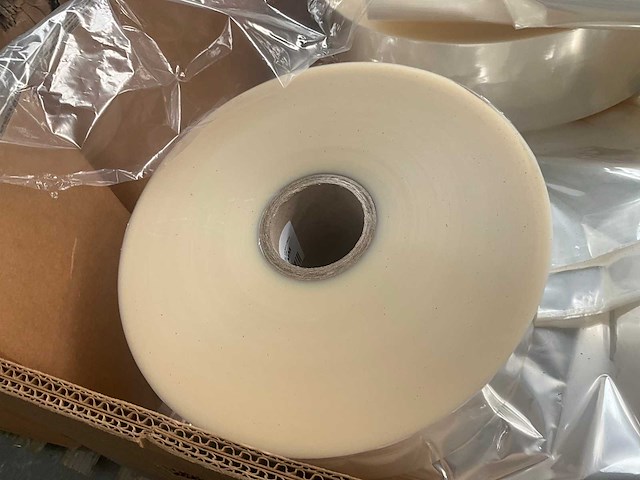 Kartonnen boxen met plastic restanten (10x) en diverse rollen - afbeelding 16 van  21