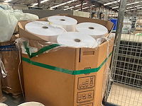 Kartonnen boxen met plastic restanten (10x) en diverse rollen - afbeelding 21 van  21