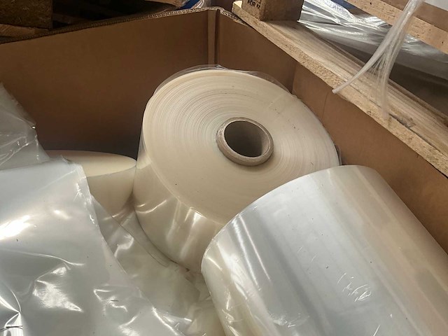 Kartonnen boxen met plastic restanten (10x) en diverse rollen - afbeelding 15 van  21